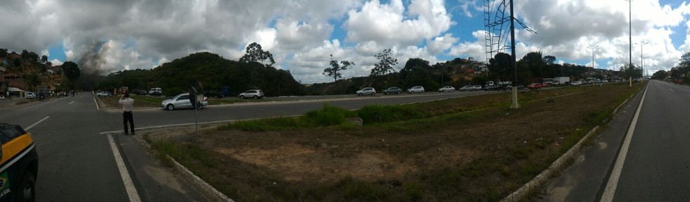 Manifestantes protestam contra falta d'água em comunidades do Cabo de Santo Agostinho, no Grande Recife (Foto: Divulgação/PRF)