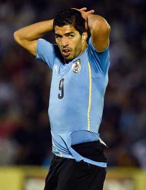 Luis Suarez camisa rasgada Uruguai x Costa Rica (Foto: AP)