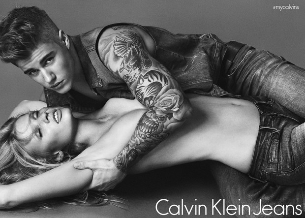 Justin Bieber e Lara Stone na campanha da Calvin Klein (Foto: Mert Alas and Marcus Piggott/Divulgação)