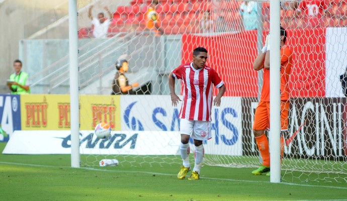 izaldo náutico gol contra santa cruz (Foto: Aldo Carneiro / Pernambuco Press)