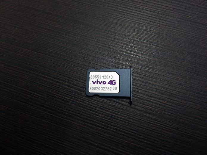 Chip deve ser posicionado assim (Foto: Thiago Barros/TechTudo)