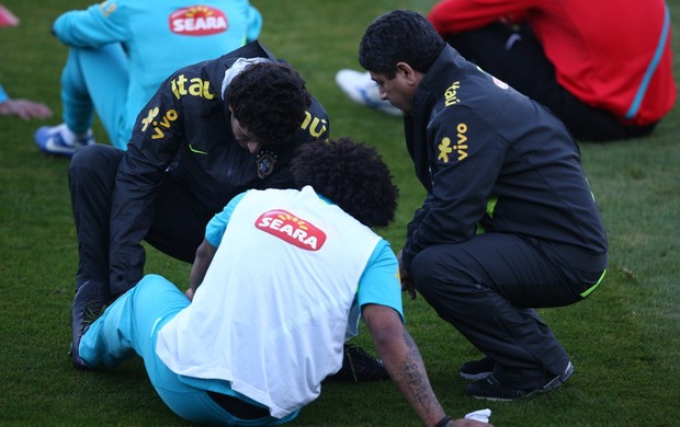 Marcelo torce o tornozelo em treino da Seleção (Foto: Mowa Press)