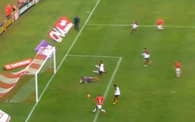 Fabrício desperdiça chance incrível na vitória do Internacional sobre o Flamengo (Foto: Reprodução/SporTV)