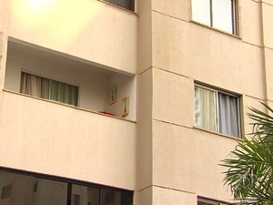 Empresária diz que marido a jogou da sacada de apartamento em Goiânia, Goiás (Foto: Reprodução/ TV Anhanguera)