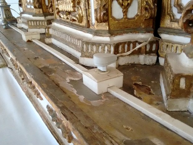 Cupins e problemas estruturais no altar da igreja do Bonfim (Foto: Maiana Belo/G1 BA)