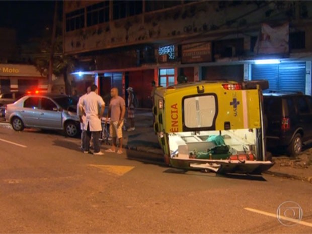 Ambulncia tombou quando levava PM para o Hospital Geral da Polcia Militar (Foto: Reproduo / TV Globo)