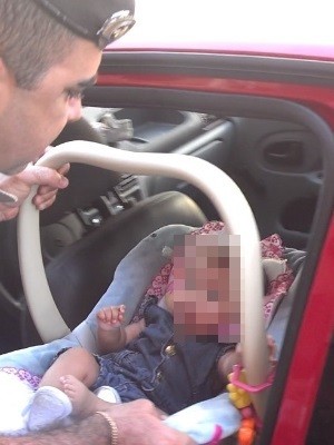 Pai esquece bebe de 6 meses trancado dentro do carro em Goiânia, Goiás (Foto: Reprodução / Polícia Militar)