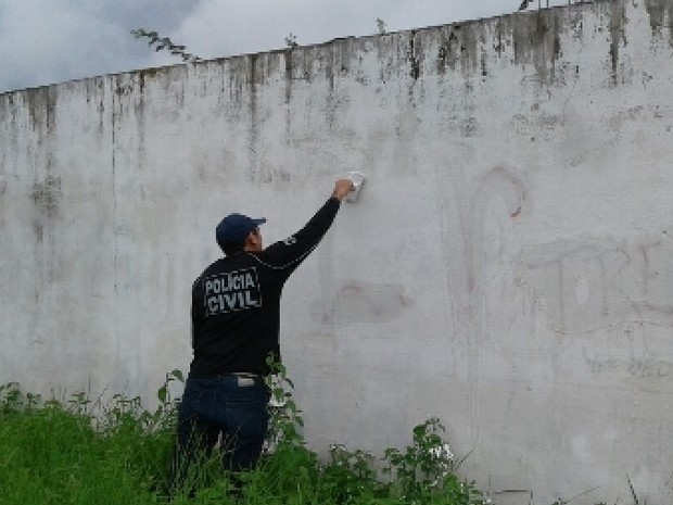 Policiais apagaram pichações com mensagens relacionadas a crimes (Foto: Divulgação/SSPDS)