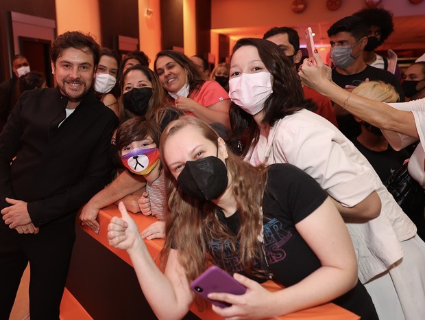 Sérgio Guizé posa com fãs (Foto: Manuela Scarpa/Brazil News)