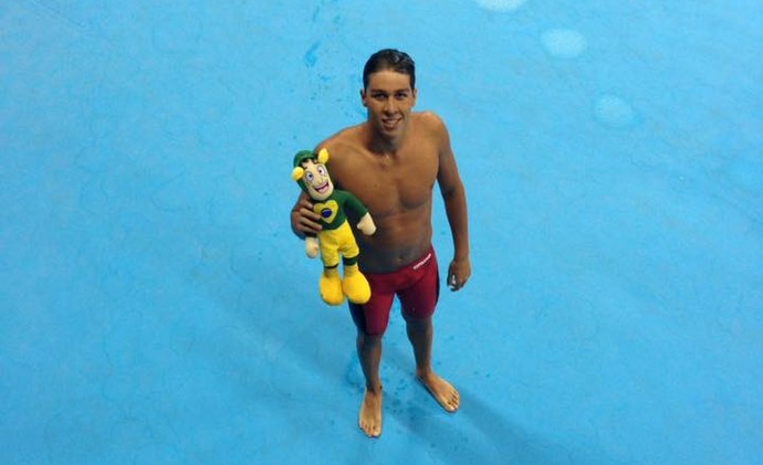 Brandonn, da natação, é outro que ganhou a pelúcia do "Medalhito" (Foto: Reprodução/Facebook)