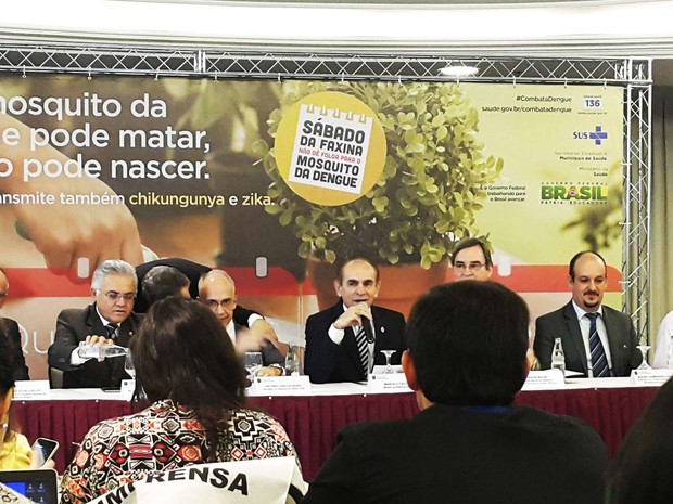 O ministro Marcelo Castro (ao microfone) durante entrevista nesta terça-feira em Brasília (Foto: Raquel Morais/G1)