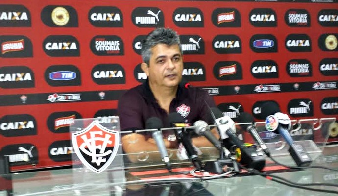 Em entrevista coletiva, Ney Franco diz que não continua no Vitória para a próxima temporada (Foto: Thiago Pereira)