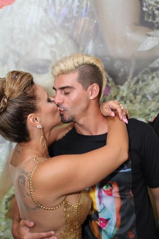 Viviane Araújo beija Radamés (Foto: Anderson Borde/AgNews)