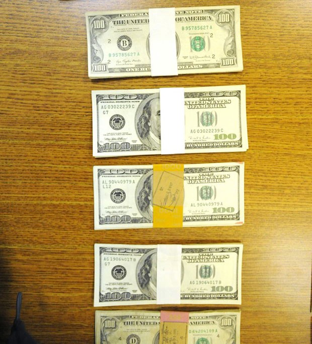 Mais de US$ 43 mil (R$ 103,7 mil) foram encontrados em uma roupa doada para uma loja da rede de usados Goodwill em Monroe (Foto: Kim Brent/The Monroe Evening News/AP)