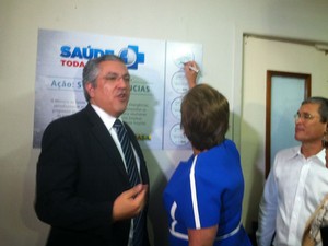 Ministro Alexandre Padilha visitou o Hospital Walfredo Gurgel (Foto: Fernanda Zauli/G1)