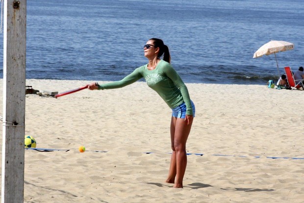 Letícia Wiermann, filha de Datena, na praia de Ipanema (Foto: JC Pereira/AgNews)