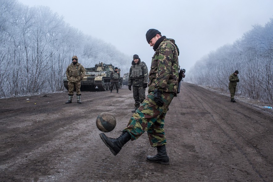 Soldados ucranianos jogam futebol durante o início do cessar-fogo na região de Artemivsk. Apesar da tranquilidade inicial, em alguns locais, como Debaltseve, confrontos foram registrados