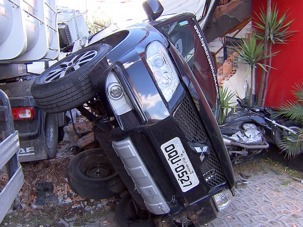 Veículos, loja e poste foram atingidos no acidente na Avenida Cristiano Machado, na capital mineira (Foto: Reprodução/TV Globo)