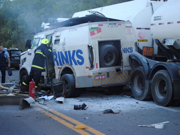 Carro-forte foi atacado na BR-116 na Serra do RS (Foto: Roberlei Sutil de Carvalho/Arquivo Pessoal)