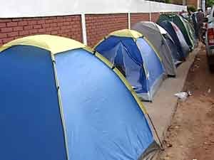 Barracas montadas na porta da escola (Foto: Reprodução / TV Integração)