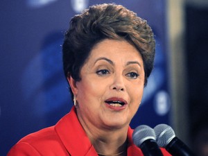 A candidata Dilma Rousseff (PT) fala com a imprensa durante entrevista coletiva (Foto: Alexandre Durão/G1)