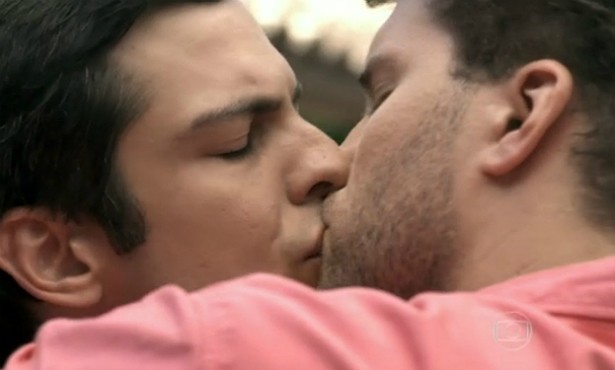Também causou impacto o primeiro beijo entre dois homens no horário nobre da TV Globo, dado entre Félix (Mateus Solano) e seu "carneirinho" Niko (Thiago Fragoso) em 'Amor À Vida' (2013-2014). (Foto: Reprodução)
