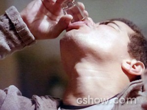 Ele bebe todas para comemorar mais um filho (Foto: Império/TV Globo)
