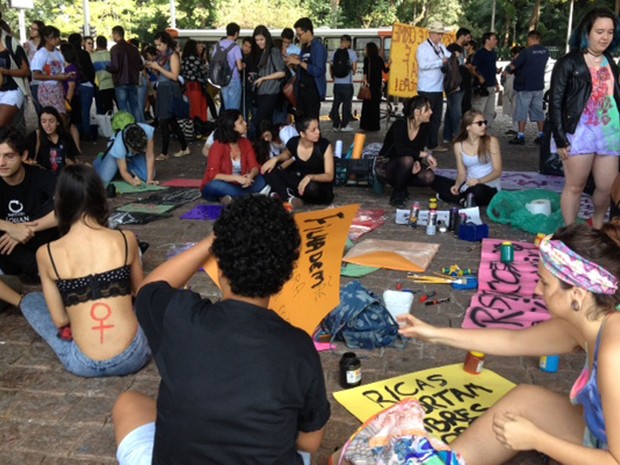 Grupo prepara cartazes em concentração antes da Marcha das Vadias na região da Avenida Paulista, em São Paulo (Foto: Paula Paiva Paulo/G1)