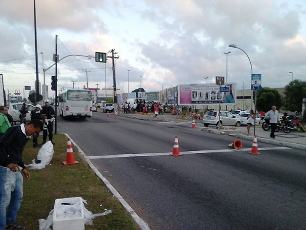 Blitz aconteceu na Avenida Engeheiro Roberto Freire, na Zona Sul (Foto: Divulgação/Polícia Militar do RN)