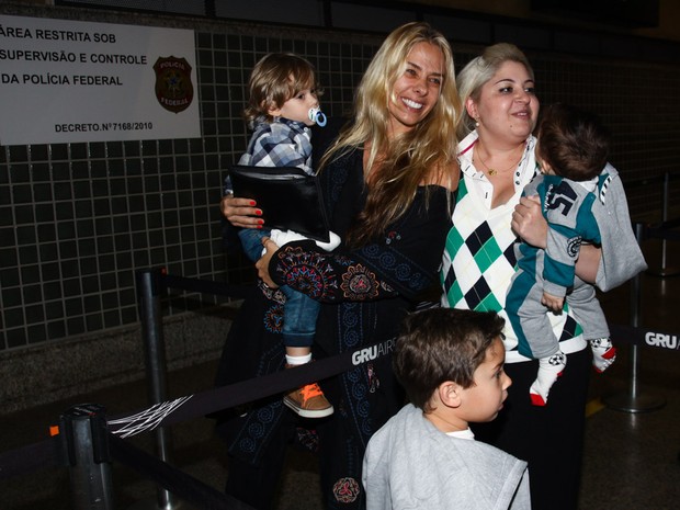Com o filho, Vittorio, Adriane Galisteu posa com fã em aeroporto em São Paulo (Foto: Manuela Scarpa/ Foto Rio News)