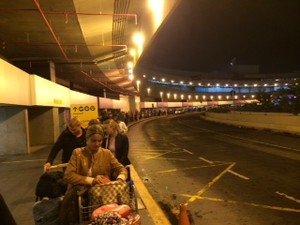 Passageiros de voo da KLM que retornou ao Galeão enfrentaram longa fila para pegar táxi (Foto: Fernando Wiktor/TV Globo)
