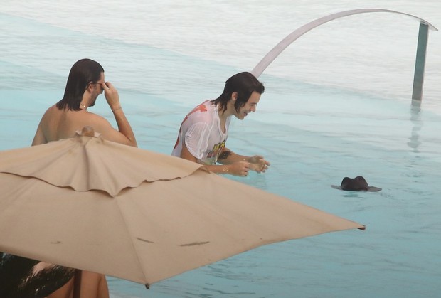 Integrantes do One Direction na piscina do Hotel Fasano, RJ (Foto: Gabriel Reis / Ag. News)