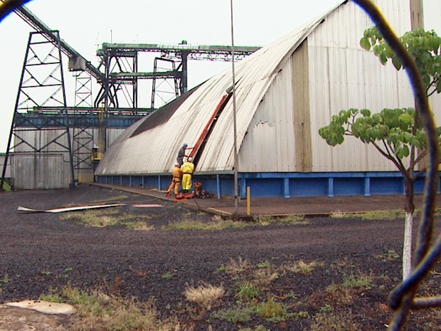 Armazém tem capacidade para 70 mil toneladas de açúcar, dizem bombeiros (Foto: Reprodução/EPTV)