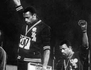 Tommie Smith nas Olimpíadas de 68, com o punho levantado no pódio dos 200m rasos (Foto: AFP)