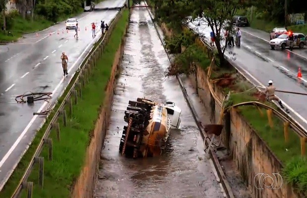 Caminhão-tanque cai dentro de córrego na Marginal Botafogo, em Goiânia, GOiás (Foto: Reprodução/TV Anhanguera)