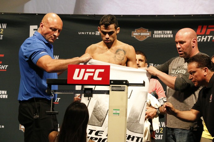 Renan Barão pesagem UFC Chicago (Foto: Evelyn Rodrigues)