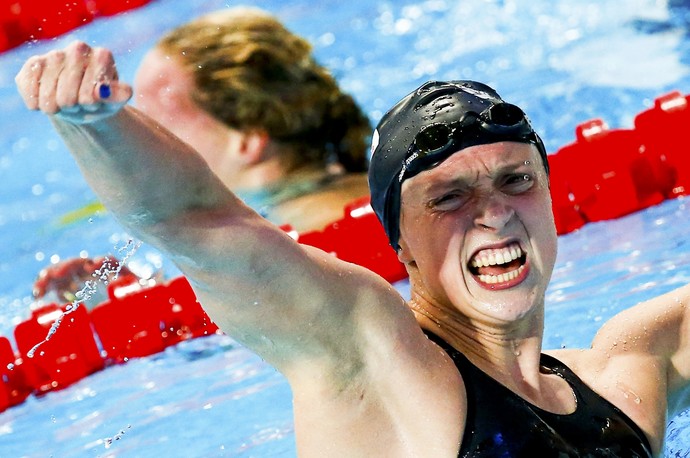 Katie Ledecky comemora vitória e recorde mundial na final dos 800m livre do Mundial de Kazan (Foto: Reuters/Michael Dalder )