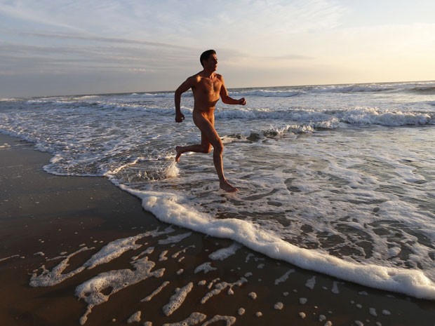 Um dos hóspedes do camping corre na praia (Foto: Regis Duvignau/Reuters)