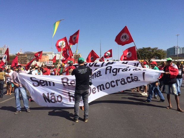 Manifestantes se concentram na Esplanada dos Ministérios, em Brasília (Foto: G1/ Distrito Federal) Manifestantes se concentram na Esplanada dos Ministérios, em Brasília (Foto: G1/ Distrito Federal)
