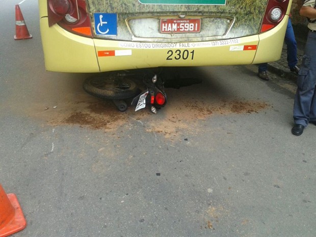 Um motociclista 18 anos foi parar debaixo de um ônibus na manhã deste sábado (21) em Divinópolis. Segundo informações do Corpo de Bombeiros, o jovem não conseguiu desviar do ônibus que estava parado e entrou debaixo do veículo. A perna do motociclista chegou a ficar presa na roda do coletivo. Ele teve apenas algumas escoriações e foi levado para o hospital Santa Mônica. (Foto: Gilson Leopopdino/Divulgação) Um motociclista 18 anos foi parar debaixo de um ônibus na manhã deste sábado (21) em Divinópolis. Segundo informações do Corpo de Bombeiros, o jovem não conseguiu desviar do ônibus que estava parado e entrou debaixo do veículo. A perna do motociclista chegou a ficar presa na roda do coletivo. Ele teve apenas algumas escoriações e foi levado para o hospital Santa Mônica. (Foto: Gilson Leopopdino/Divulgação)