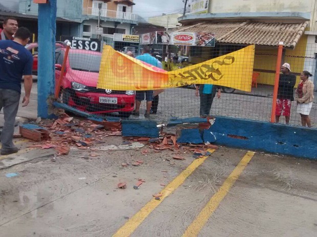Motorista perdeu controle do veículo e bateu em mureta (Foto: Willian Matias / Jornal O Repórter)