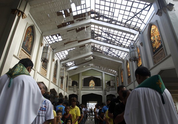Neste domingo, fieis se reuniram na  Igreja de Santo Niño em região afetada pelo tufão Hiyan, nas Filipinas. (Foto: Reuters/Edgar Su)