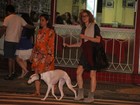 Patrícia Pillar passeia com cachorro e amigos no Leblon