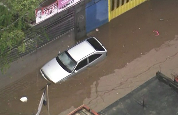 Alagamento cobre parte do carro em São Paulo (Foto: Reprodução TV Globo)