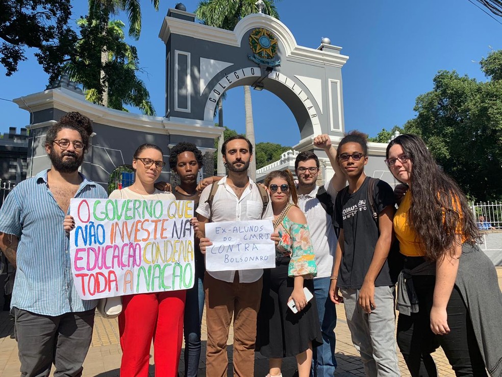 Alunos e ex-alunos protestaram contra corte de verbas — Foto: Fernanda Rouvenat/G1 Rio