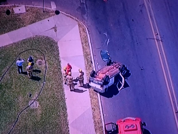 Carro capota e fica com as rodas para cima em trecho da Asa Sul, no DF (Foto: TV Globo/Reprodução)