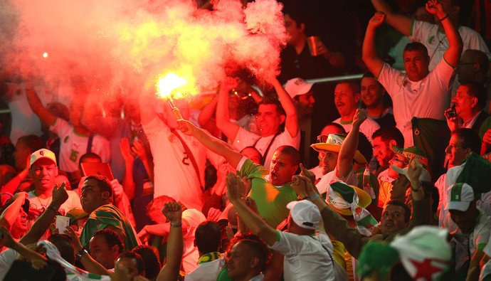 Um, dois, três, viva a Argélia: torcida africana dá show, mas usa sinalizador