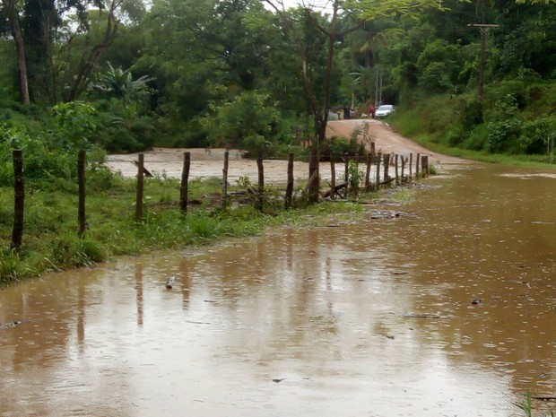 Estrada ficou completamente alagada em Itaóca (Foto: Ivan Edson / Arquivo Pessoal)