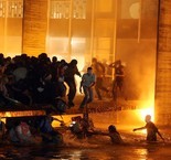 Manifestantes põem fogo no Itamaraty; siga (André Dusek/Estadão Conteúdo)