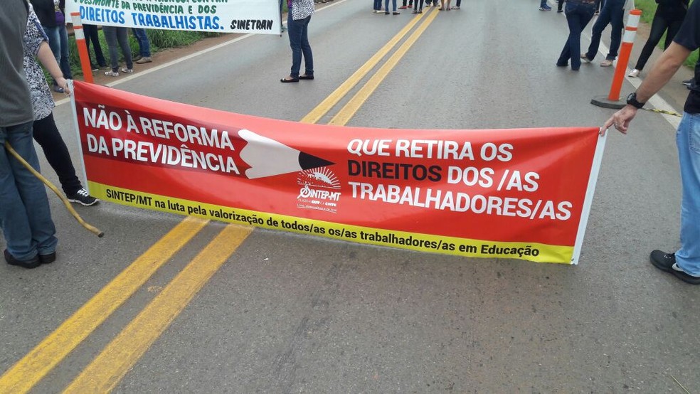 Manifestantes com cartazes bloqueiam trecho da BR-163 em Lucas do Rio Verde (Foto: Arquivo pessoal)